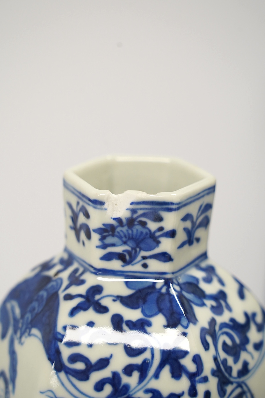 Five blue and white Chinese export porcelain vases, tallest 30cm high. Condition - one cover on a vase is chipped another cover (on pair of vases) is chipped, the three other vases are good